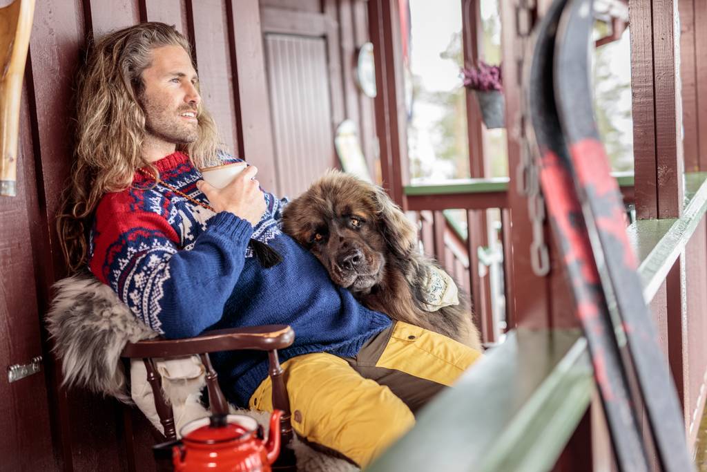 Ein Hund zeigt sein Glück mit Zuneigung. | Lieblingstier